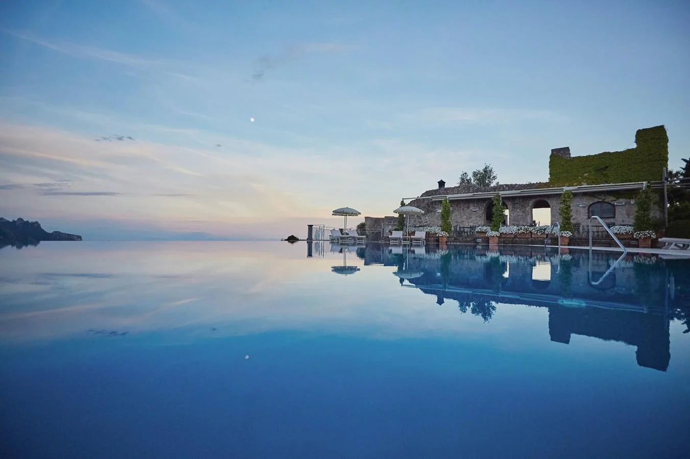 Belmond Hotel Caruso, Ravello, Italia. Pagar cerca de 500 euros por noche tiene que ver con que este hotel de lujo italiano tenga consigo una de las piscinas más espectaculares del mundo, la cuál consigue hacerte dudar de dónde acaba y empieza el cielo. ¿Dónde está la línea del horizonte?