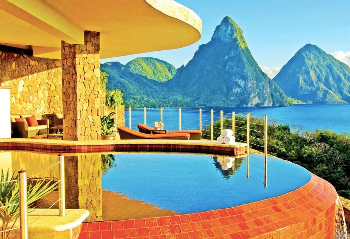 Jade Mountain Resort, Santa Lucía (Caribe). Puede que esta isla caribeña no te suene, pero es uno de los destinos turísticos que está en auge en los últimos años. Y justo ahí se encuentra un lujoso hotel con una de las piscinas que más sorprenden en todo el mundo. Eso sí: no en tamaño. Sin embargo, su privacidad (el hotel no cuenta con muchas habitaciones) y las increíbles vistas a la naturaleza que ofrece esta ubicación lo convierten en una de las mejores opciones si se quiere visitar este lugar.