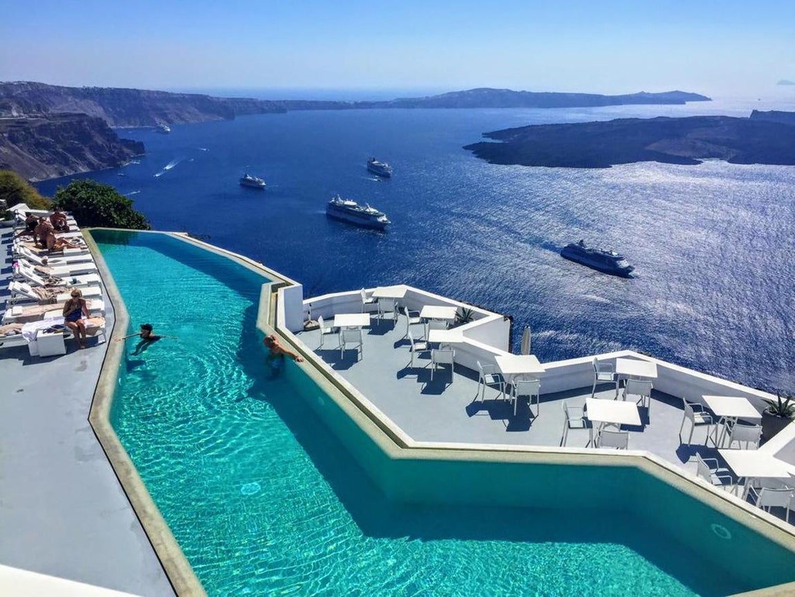 Hotel Perivolas, Santorini, Grecia. De todos es sabido que Oia, en Santorini, es una de las ciudades blancas con detalles en azul más demandadas del momento, y si a eso le sumamos que sus exclusivos hoteles tienen pequeñas piscinas para huir del calor griego, se convierte en el destino vacacional perfecto. En Instagram se encuentran algunas de las imágenes más impresionantes de este lugar, donde la piscina es, sin duda, la gran protagonista.