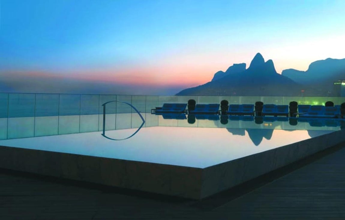 Hotel Fasano, Río de Janeiro, Brasil. Sin desmerecer las lujosas habitaciones que ofrece este hotel de cinco estrellas, la piscina ‘infinity’ con vistas a una de las playas más famosas de Río de Janeiro es todo un regalo. No es de gran tamaño, pero acoge a todos los huéspedes de este excéntrico hotel que quieren disfrutar de tranquilidad, alejados del turismo que siempre acecha en Brasil.