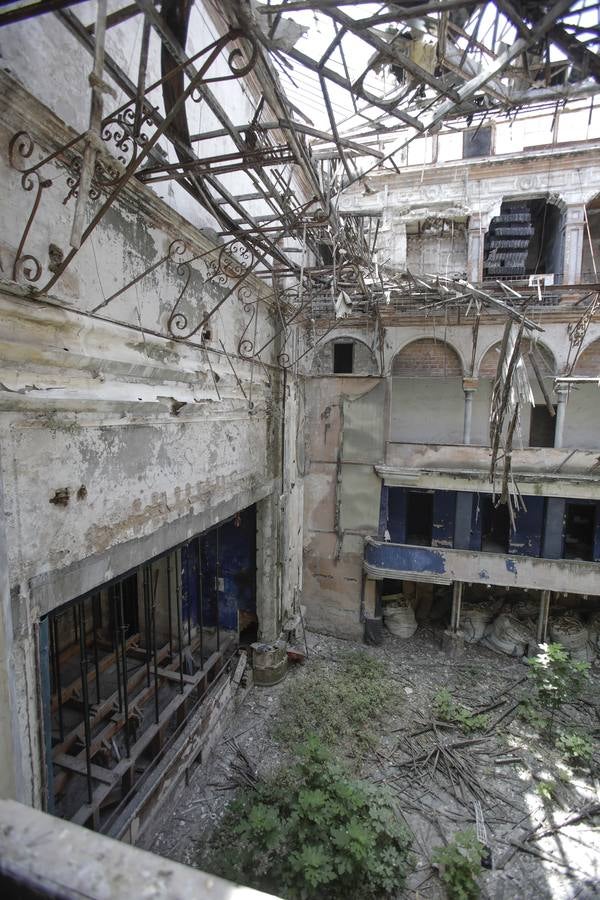 En el interior del antiguo cine de la calle Trajano (I)