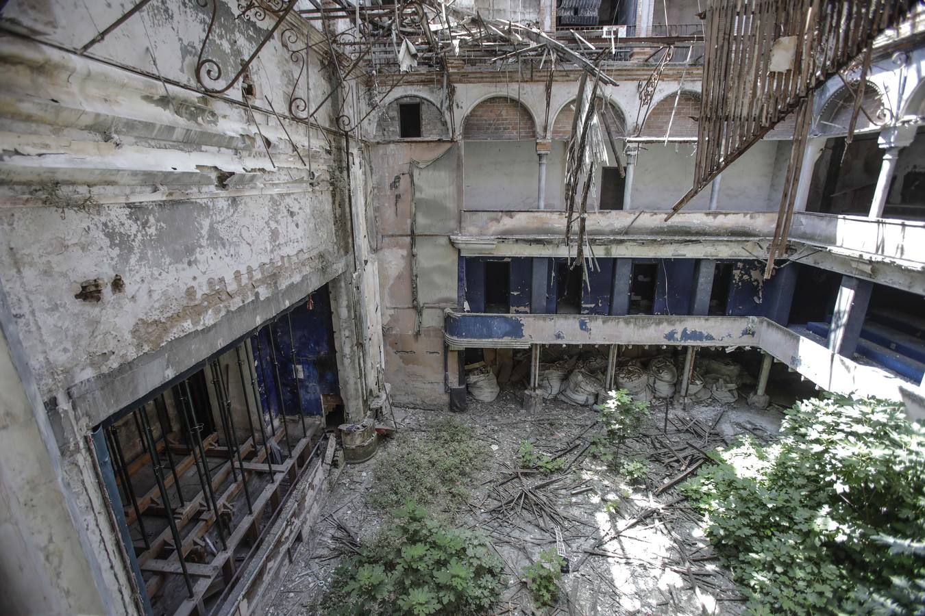 En el interior del antiguo cine de la calle Trajano (I)