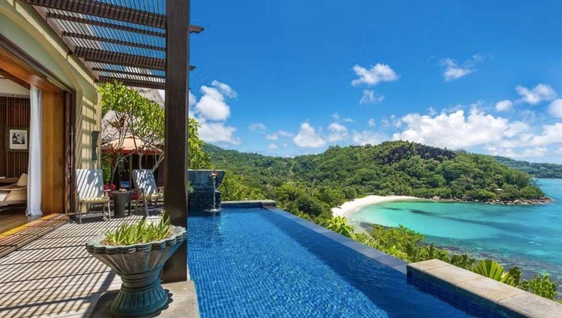 Maia Luxury Resort and Spa, Seychelles. No muy lejos de España y en una isleta africana llamada Seychelles está un Resort que, de no ser porque la isla es digna de recorrer de una punta a otra, diríamos que no hace falta salir del hotel. O más bien salir de su impresionante piscina azul oscura. Lo mejor de todo es que algunas suites tienen piscina infinita en sus habitaciones y el resort está repleto de zonas donde poder refrescarte.
