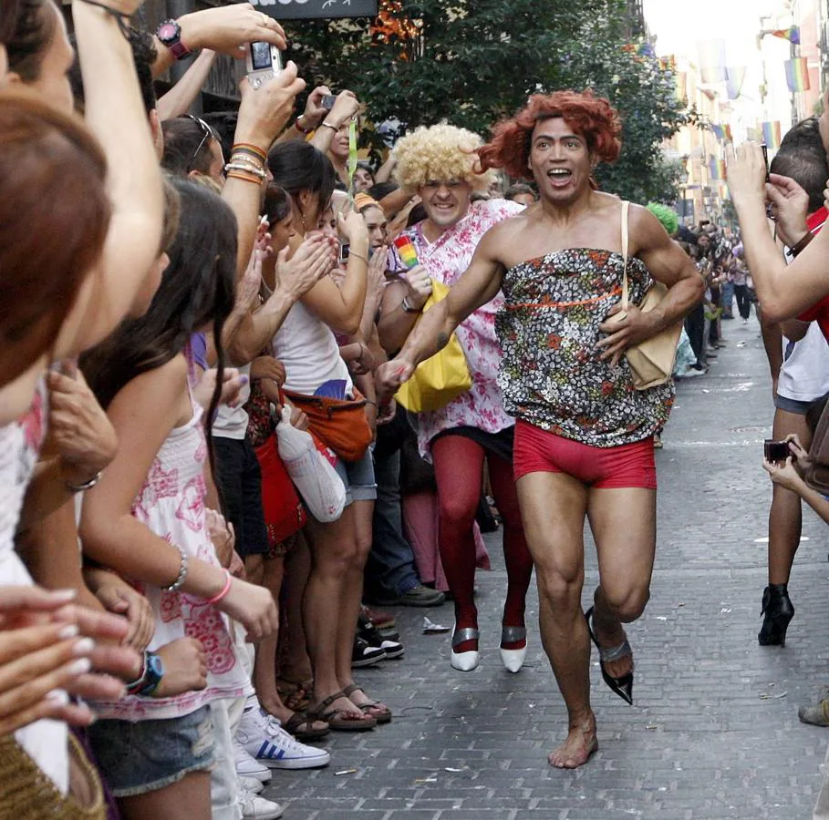 en casa ley bebida La carrera de tacones en el Orgullo Gay de Madrid, en imágenes