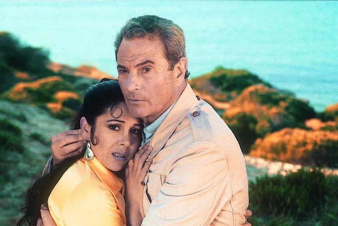 Arturo Fernández, junto a una jovencísima Isabel Pantoja. 