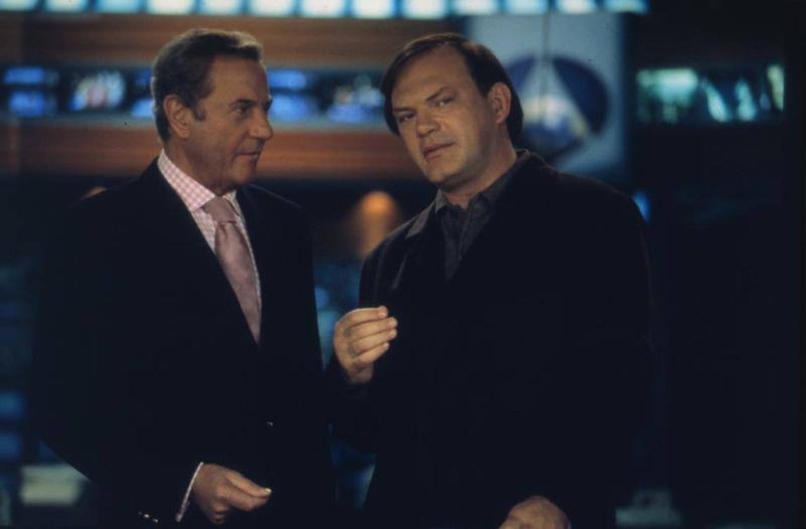 El actor, junto al periodista Pedro Piqueras. 