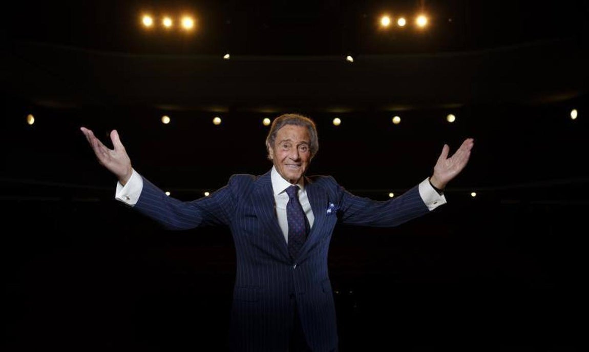 Arturo Fernández posa sonriente sobre el escenario, el lugar que tan feliz le hizo. 