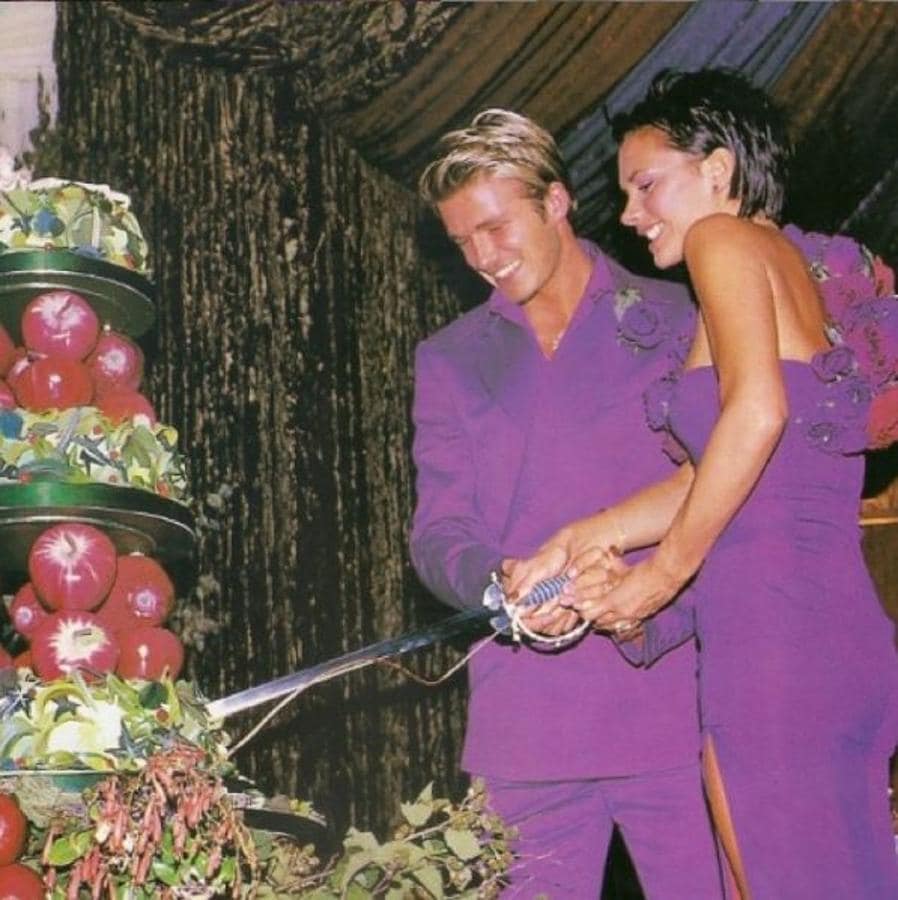 El día de su boda. David y Victoria Beckam cortando la tarta nupcial de tres pisos el día de su boda, el 4 de julio de 1999.