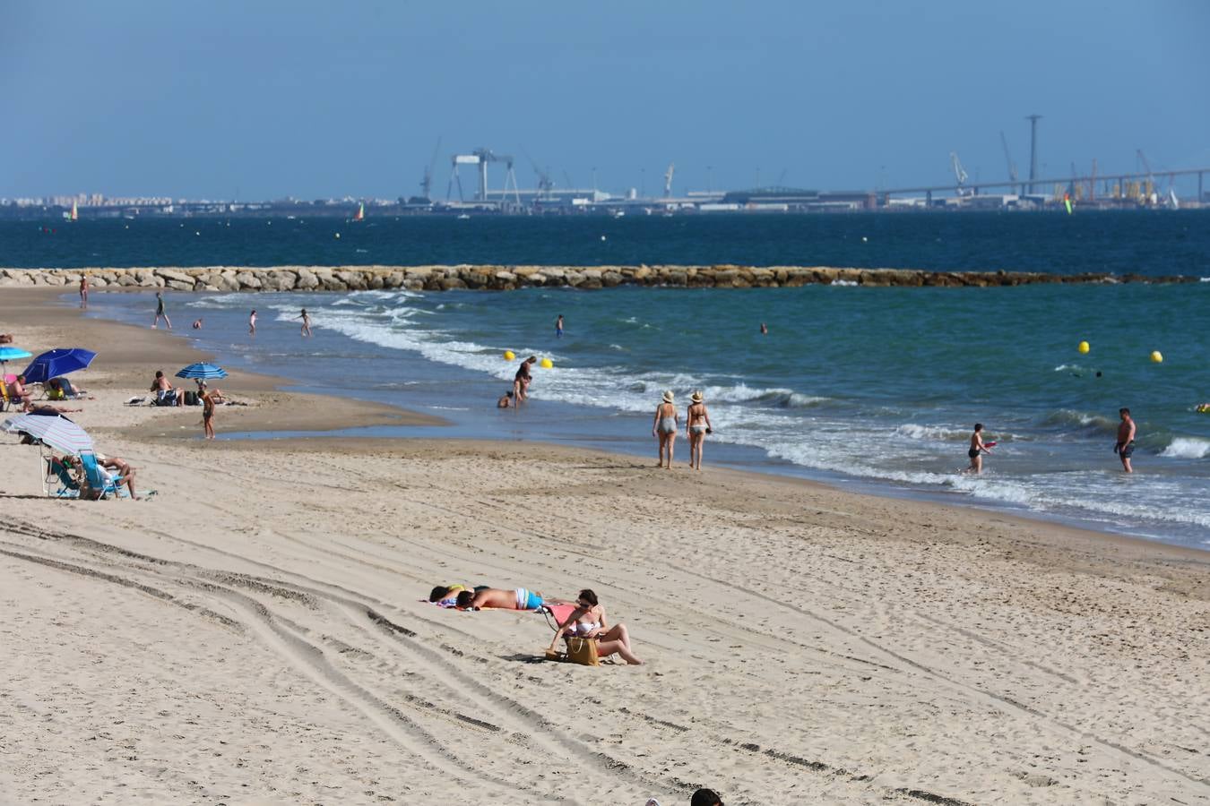 FOTOS: Se levanta la prohibición para baño en la playa de Fuentebravía