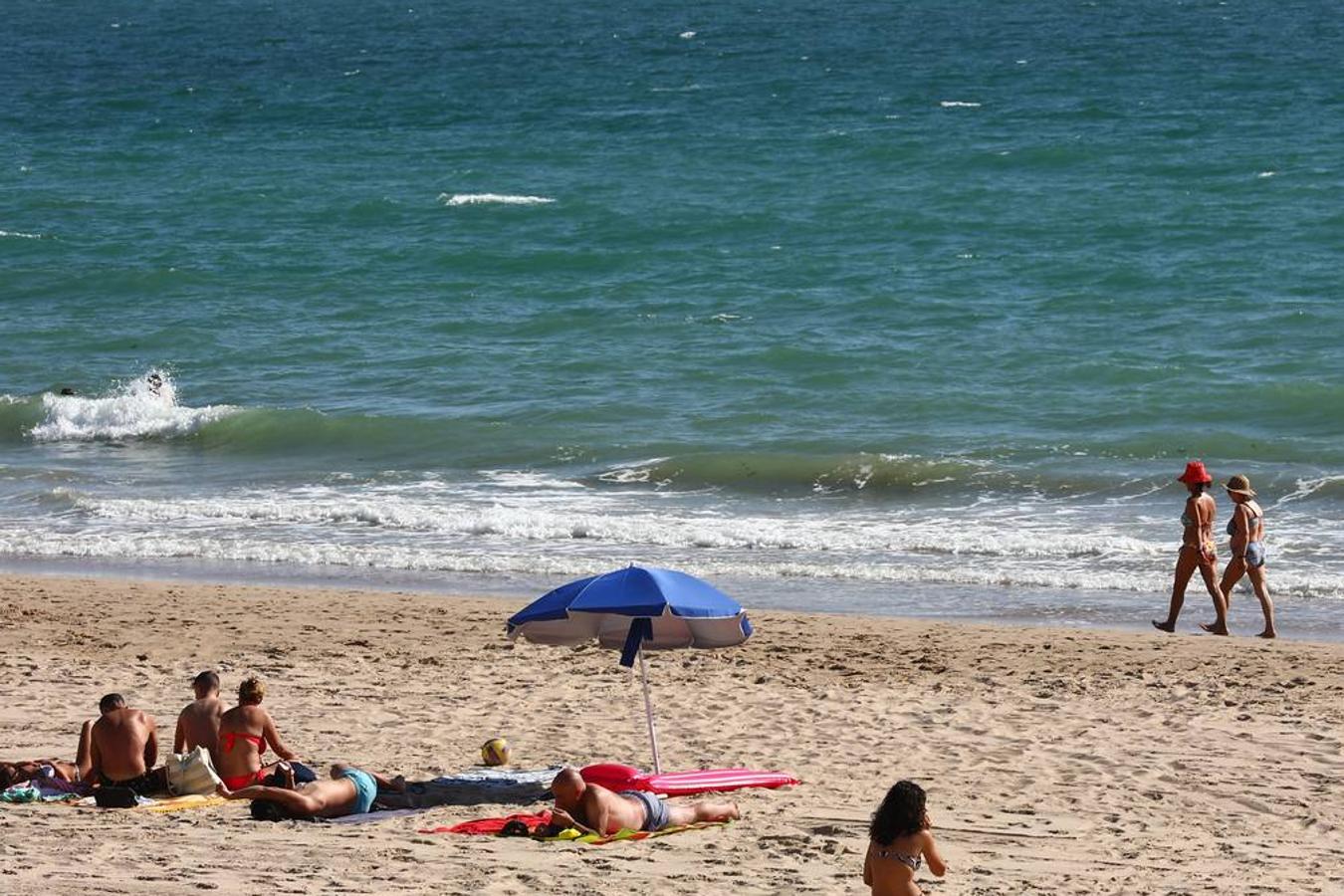 FOTOS: Se levanta la prohibición para baño en la playa de Fuentebravía