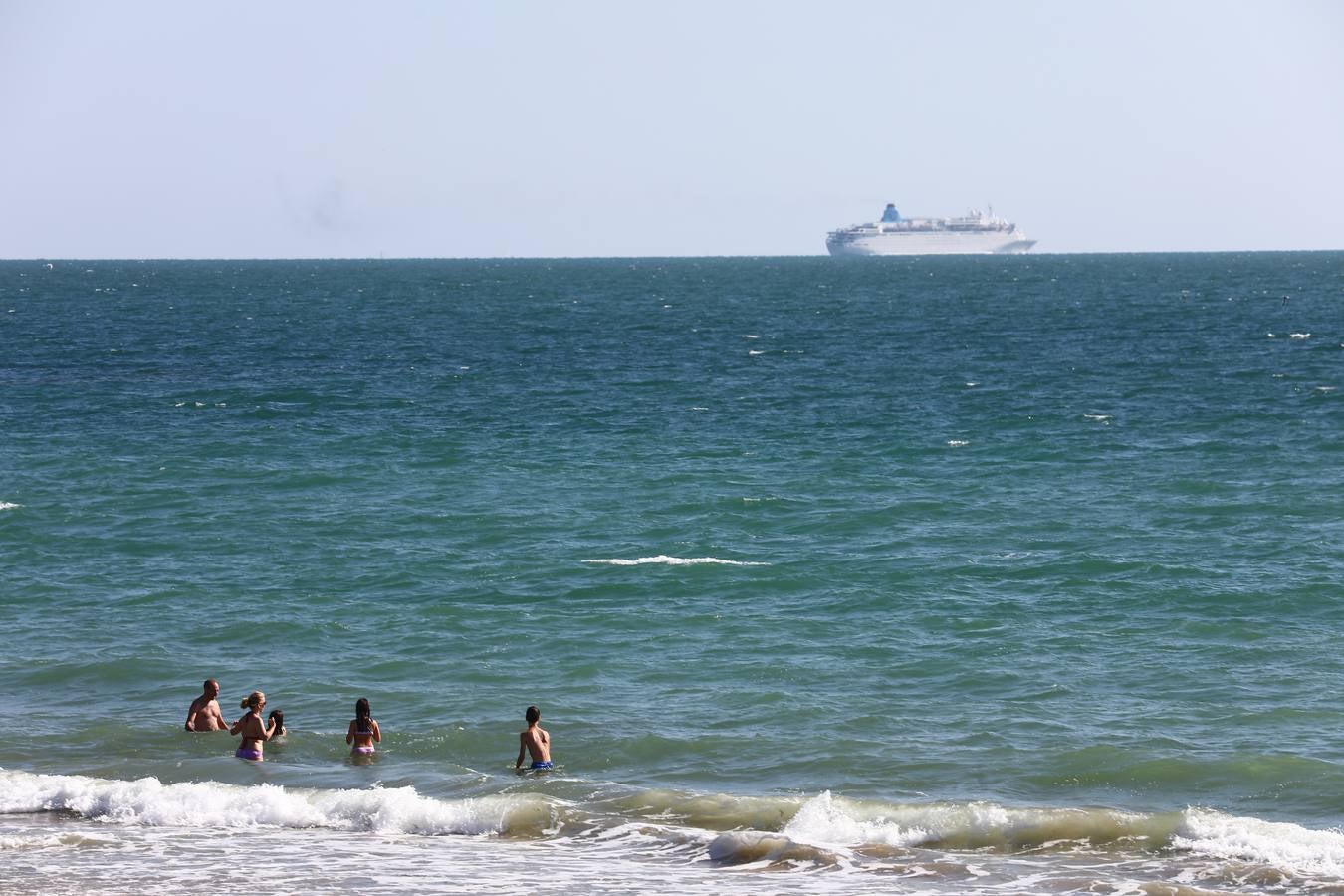 FOTOS: Se levanta la prohibición para baño en la playa de Fuentebravía