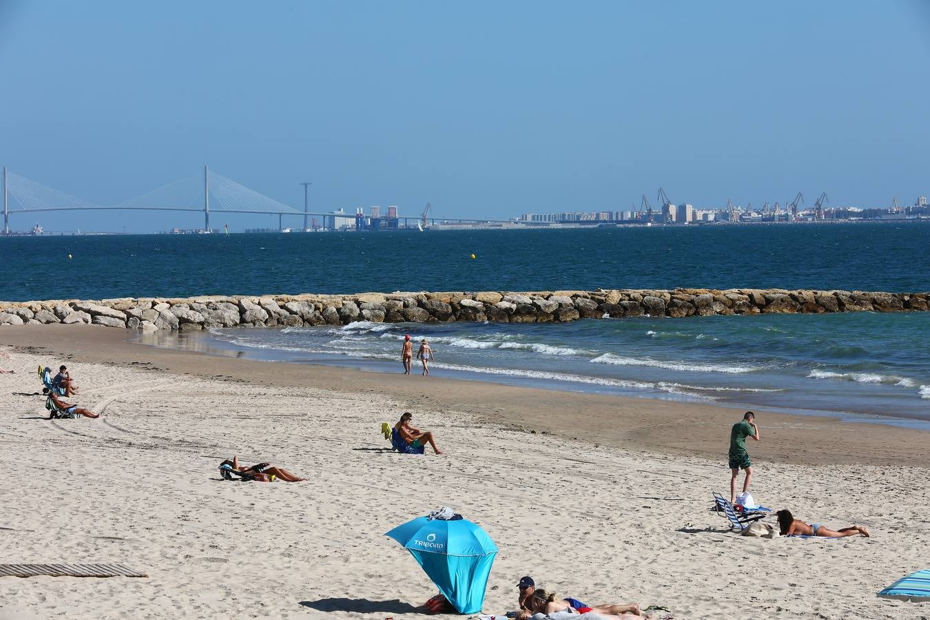 FOTOS: Se levanta la prohibición para baño en la playa de Fuentebravía