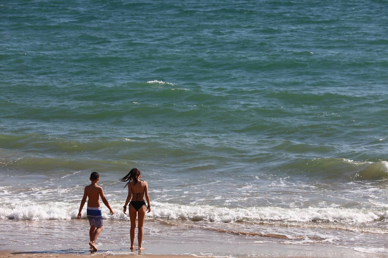 FOTOS: Se levanta la prohibición para baño en la playa de Fuentebravía