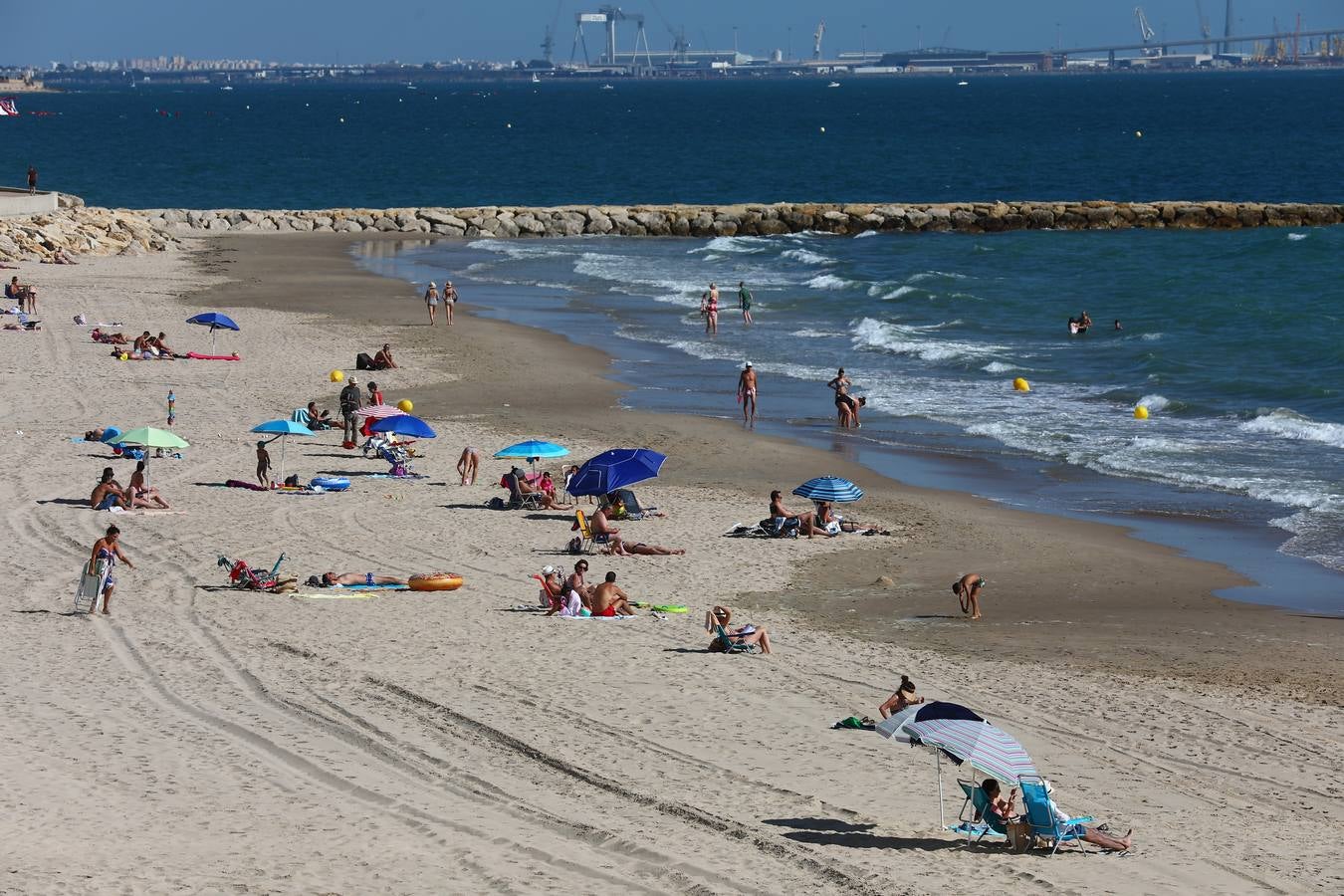 FOTOS: Se levanta la prohibición para baño en la playa de Fuentebravía