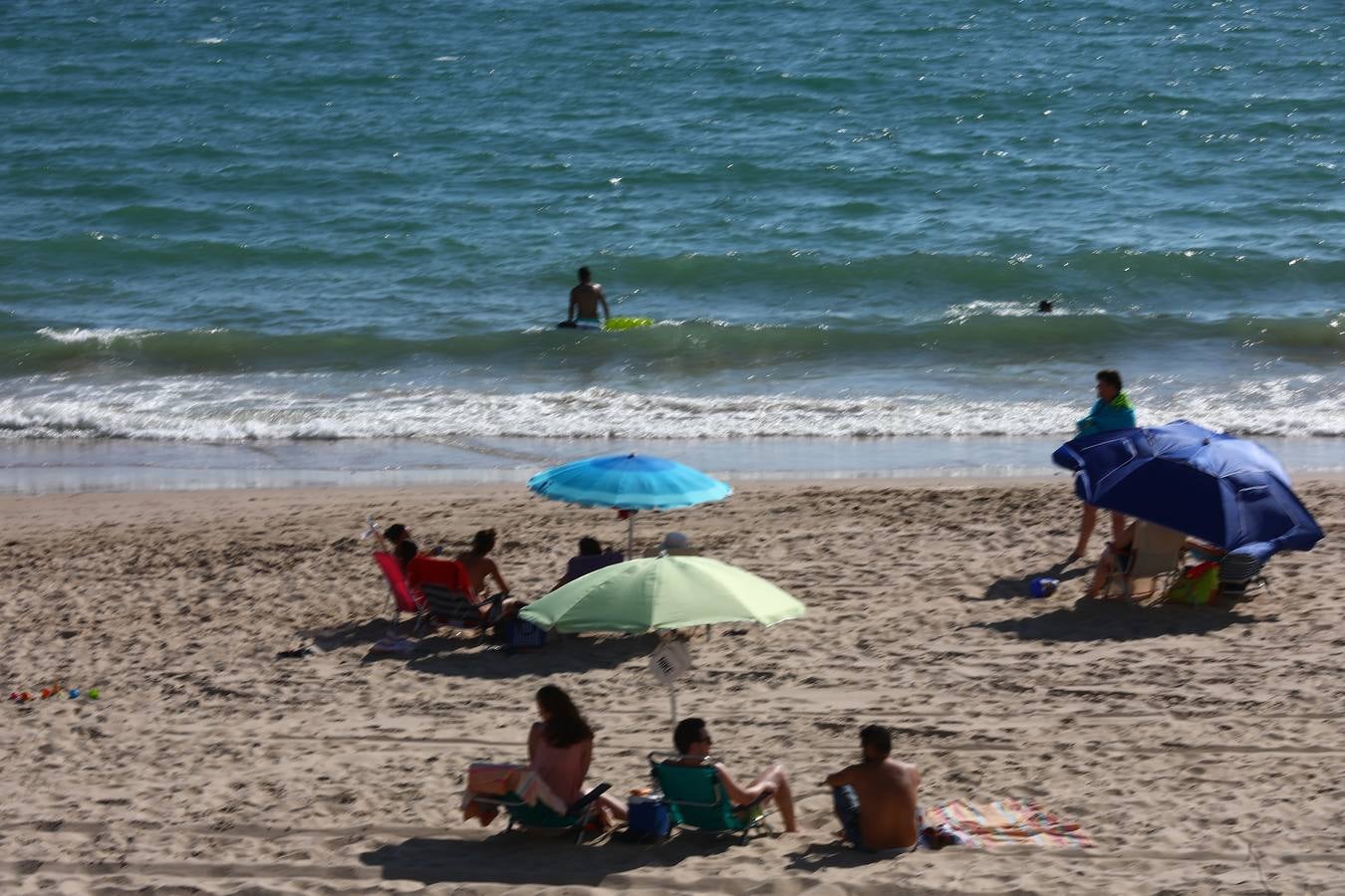 FOTOS: Se levanta la prohibición para baño en la playa de Fuentebravía