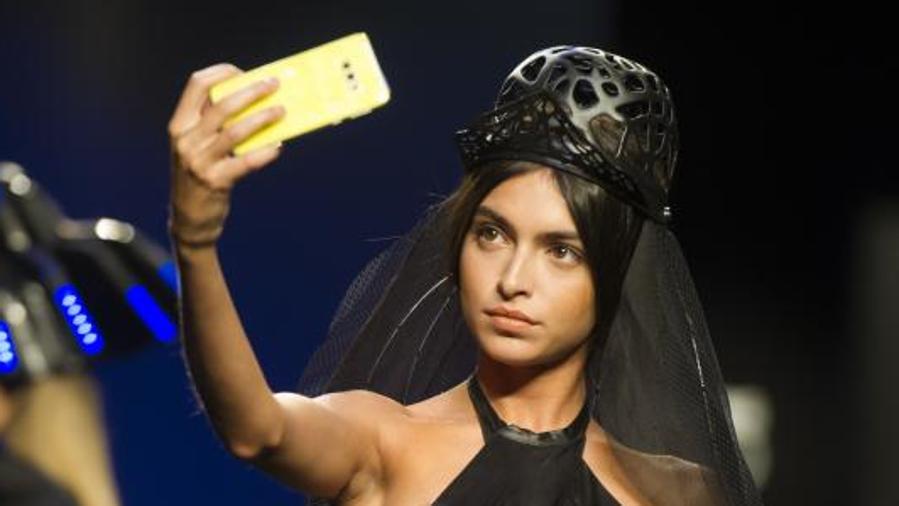 Lucía Rivera desfiló para la firma Alaska, premio Samsung Ego Innovation Project. Una colección de sombreros tecnológicos. 