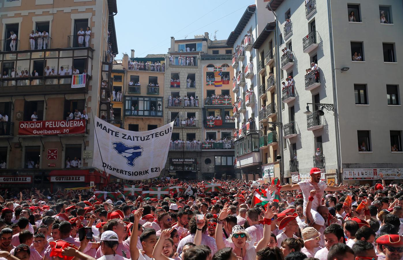 Pese a la prohibición del Consistorio, se ha introducido una pancarta a favor de los presos de ETA. Además, han metido una ikurriña gigante y una bandera de Navarra.