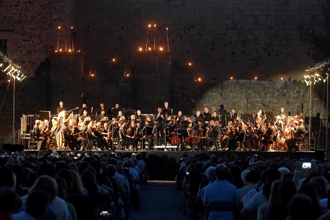 El programa ‘Grandes Oberturas’ de la Orquesta Sinfónica de Castilla y León (OSCyL), bajo la dirección de Rubén Gimeno, inauguró ayer la vigésimo octava edición de Los Conciertos de las Velas de Pedraza