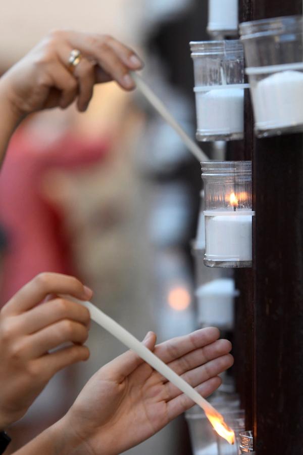 La bella villa medieval segoviana de Pedraza desde 1996 deslumbra con esta iniciativa de ver engalanada sus calles, patios y espacios únicamente con miles de pequeñas velas