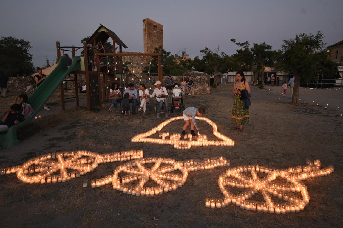Los vecinos se vuelcan cada verano con originales iluminaciones que visten Pedraza durante los Conciertos de las Velas