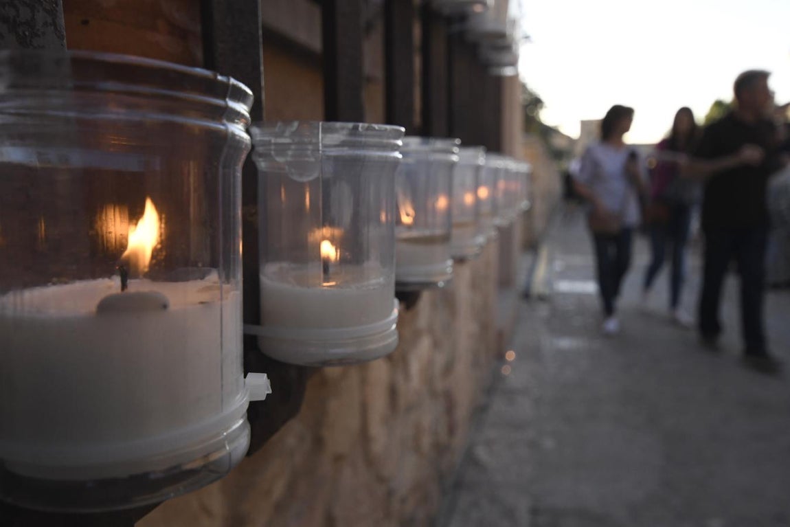 Pocos son los balcones de los que no cuelgan  velas en unas noches en las que se apaga el alumbrado eléctrico