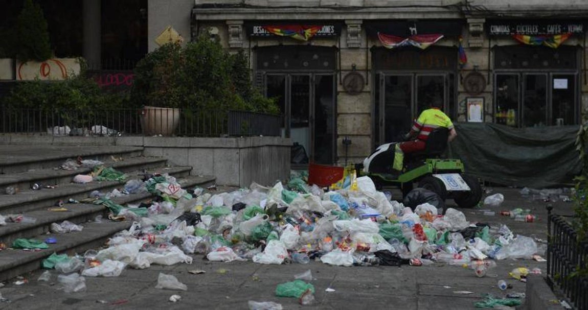 4. A la basura acumulada se suma, como es habitual en este tipo de celebraciones, la suciedad y los orines. Las paredes de la Plaza del Rey presentaban esta mañana este aspecto, tras la celebración del Orgullo Gay