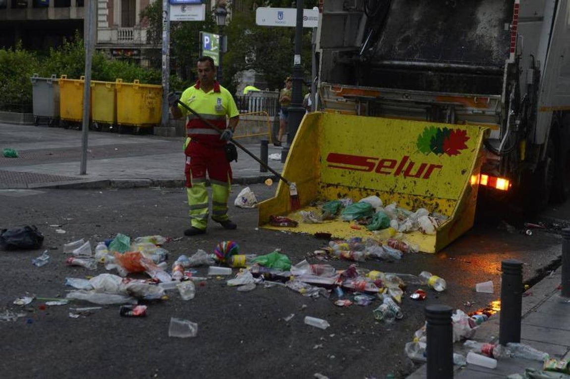 6. Maquinaria pesada trabajando esta mañana en las calles del centro de Madrid