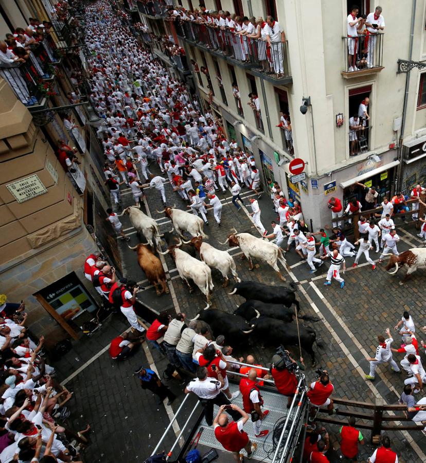 La jornada tendrá como acto central la procesión de San Fermín que comenzará a las 10.00 horas. Un año más, la Corporación municipal del Ayuntamiento de Pamplona recogerá al Cabildo en la Catedral y se dirigirán a la Capilla de San Fermín.. 