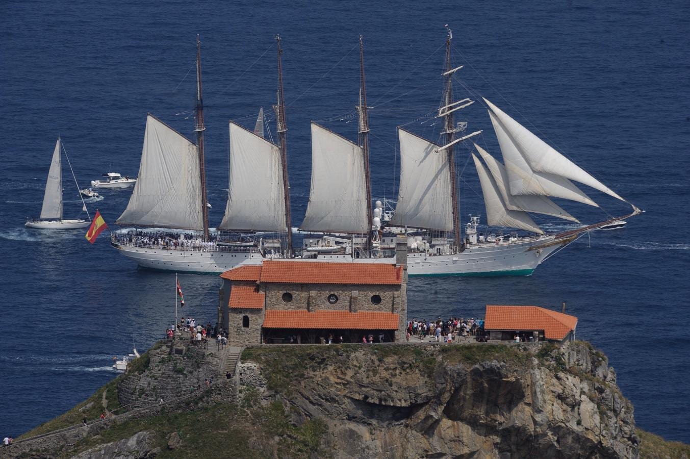 San Juan de Gaztelugatxe. Al paso de los barcos por San Juan de Gaztelugatxe, los navegantes rindieron homenaje a Elcano y a las expediciones vascas de aquella época.