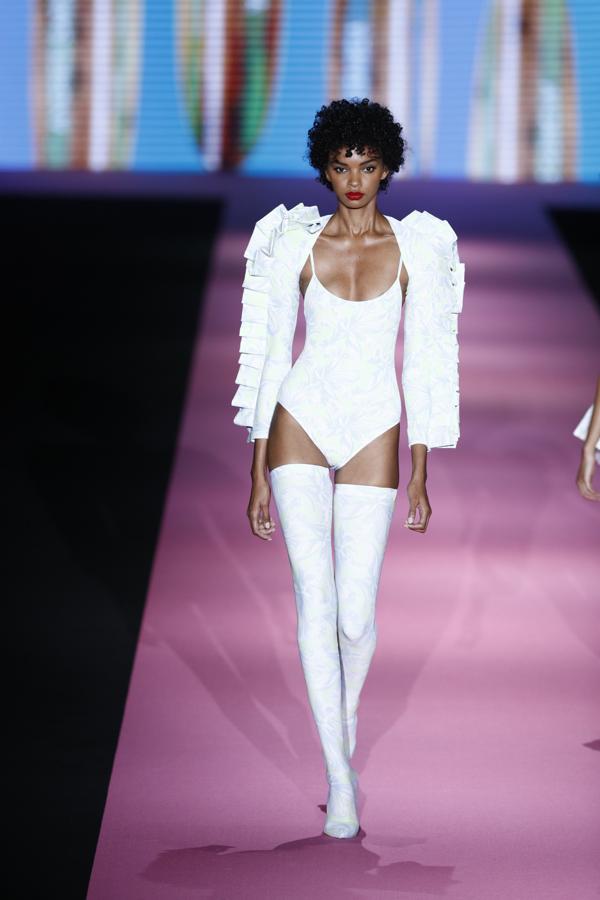 Andrés Sardá, derroche de sensualidad en la MBFW