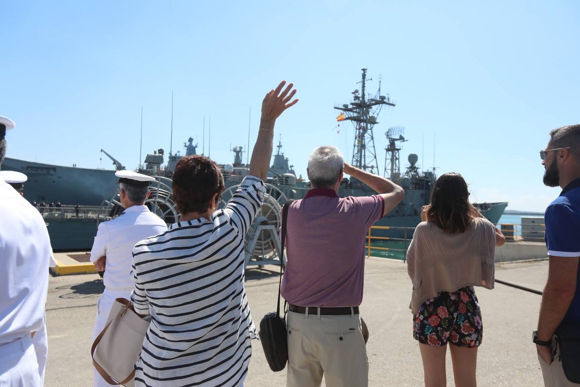 Las fotos de la despedida a la fragata Canarias