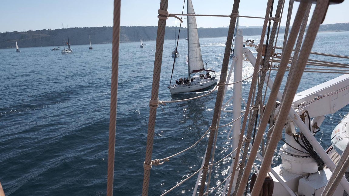 FOTOS: Elcano leva anclas tras recibir a miles de personas en Getxo
