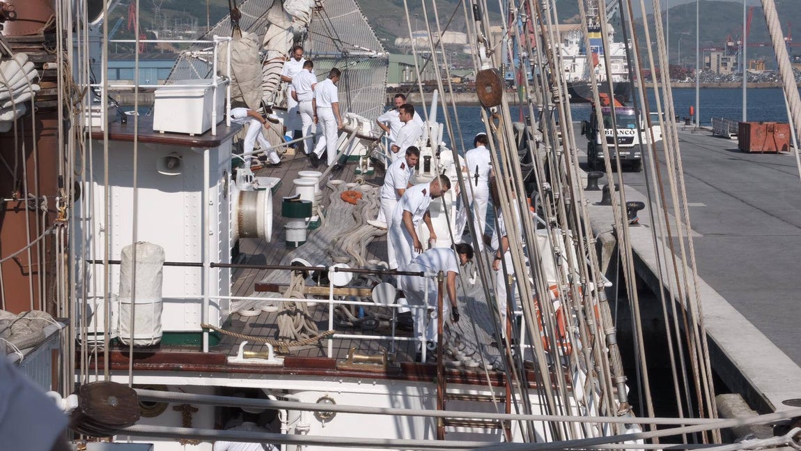 FOTOS: Elcano leva anclas tras recibir a miles de personas en Getxo
