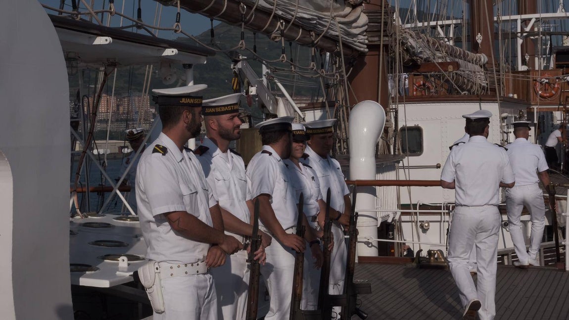 FOTOS: Elcano leva anclas tras recibir a miles de personas en Getxo