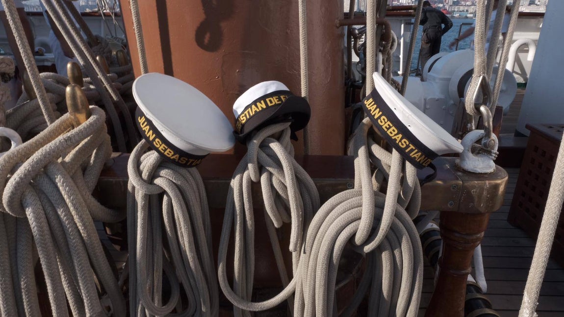 FOTOS: Elcano leva anclas tras recibir a miles de personas en Getxo