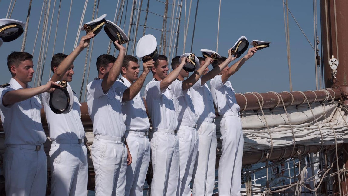FOTOS: Elcano leva anclas tras recibir a miles de personas en Getxo