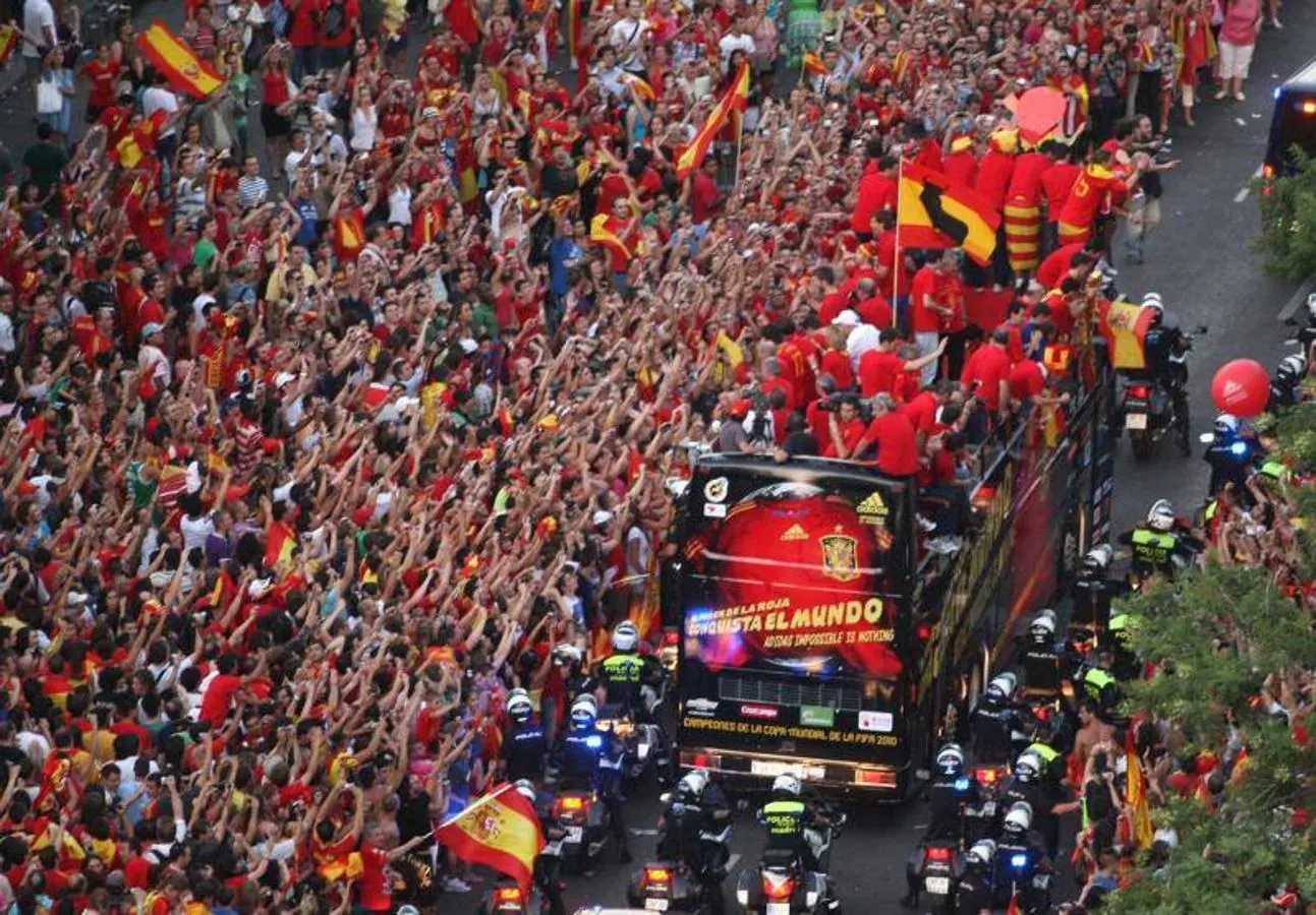 Un autobús recorrió Madrid para dar comienzo a las celebraciones. 