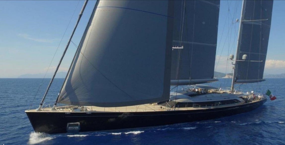 Badis 1. Se construyó en el astillero Viareggio y está valorado en 90 millones de euros