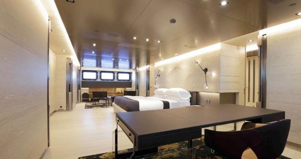 Badis 1. Sus interiores son muy amplios y están decorados bajo los principios del lujo. Todas sus estancias están cubietas por materiales nobles