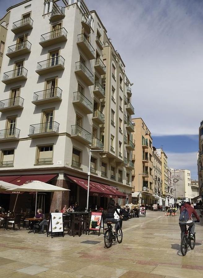 Málaga. Banderas sigue pasando largas temporadas en su ciudad natal. Se compró un ático en el centro con vistas al casco histórico de la ciudad. El piso tiene una enorme terraza y guarda gran cantidad de obras de arte