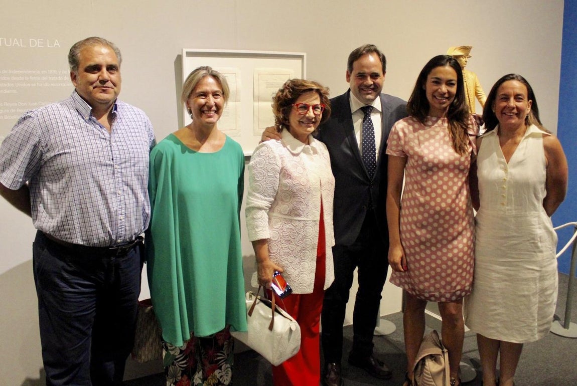 Paco Núñez con dirigentes del PP en la inauguración de la exposición. 