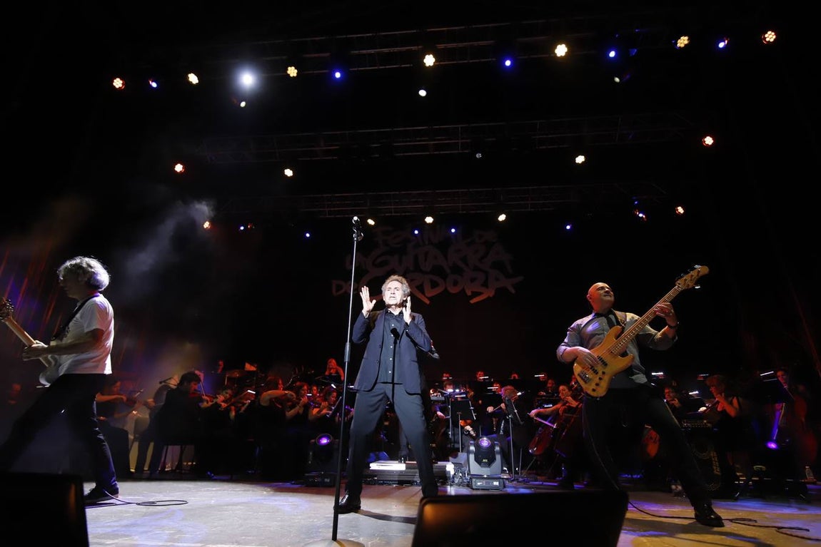 Miguel Ríos cierra el Festival de la Guitarra de Córdoba con su «rock sinfónico»