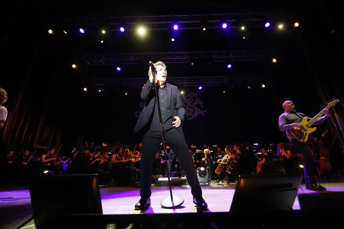 Miguel Ríos cierra el Festival de la Guitarra de Córdoba con su «rock sinfónico»