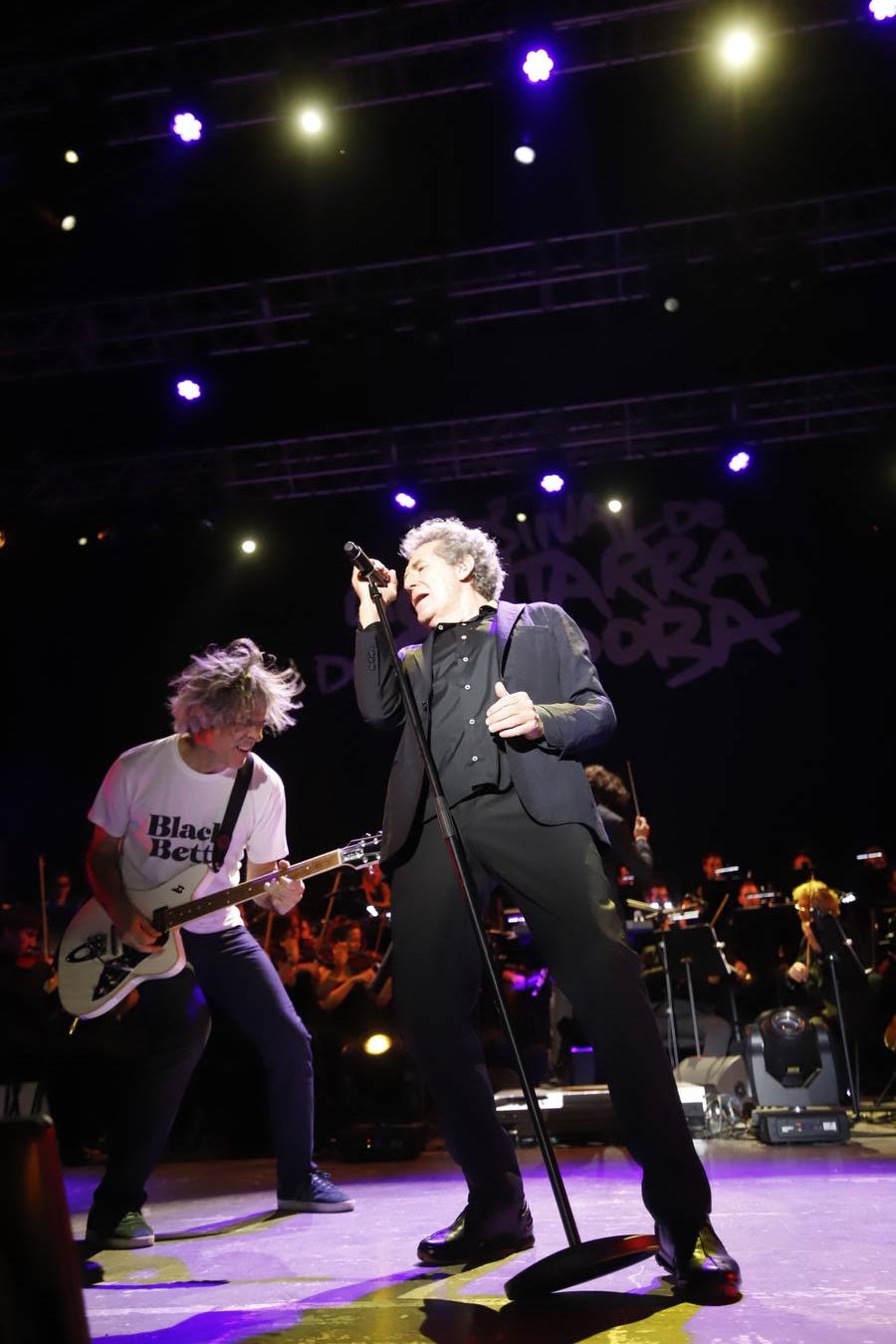 Miguel Ríos cierra el Festival de la Guitarra de Córdoba con su «rock sinfónico»