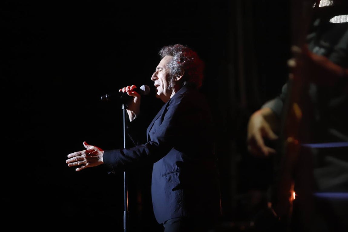 Miguel Ríos cierra el Festival de la Guitarra de Córdoba con su «rock sinfónico»