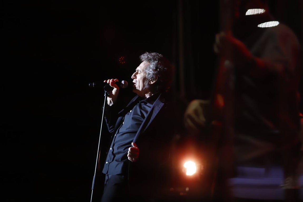 Miguel Ríos cierra el Festival de la Guitarra de Córdoba con su «rock sinfónico»