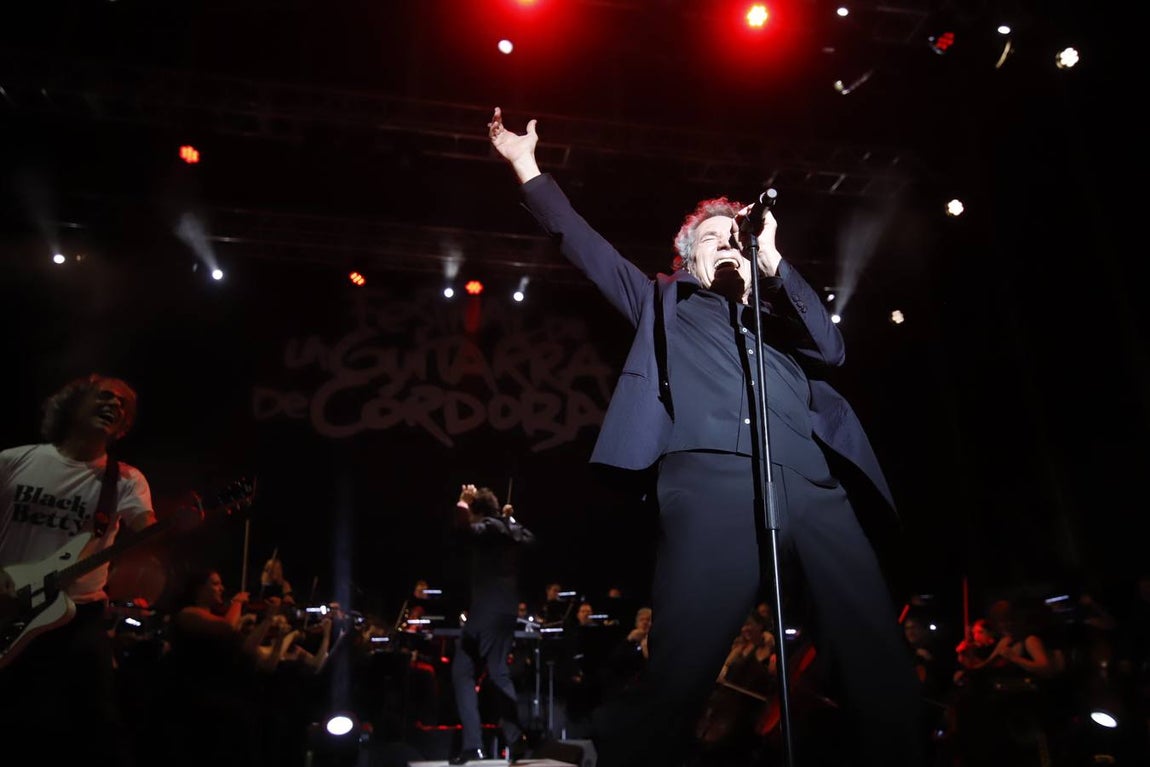 Miguel Ríos cierra el Festival de la Guitarra de Córdoba con su «rock sinfónico»
