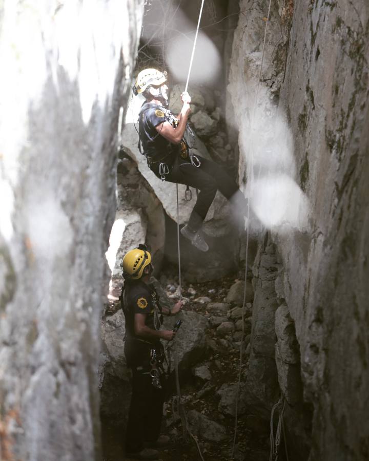FOTOS: El Grupo de Rescate en Montaña de Bomberos de Cádiz, en acción