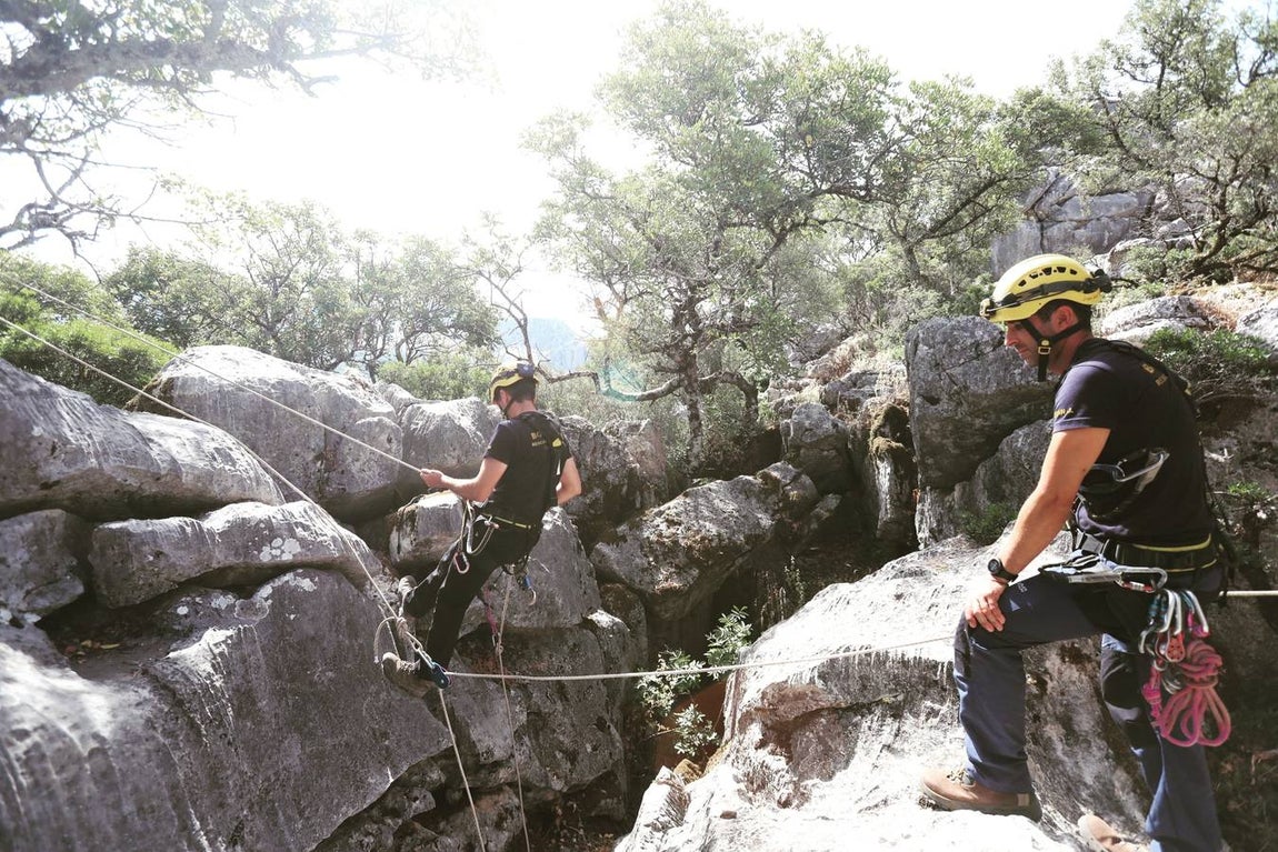 FOTOS: El Grupo de Rescate en Montaña de Bomberos de Cádiz, en acción