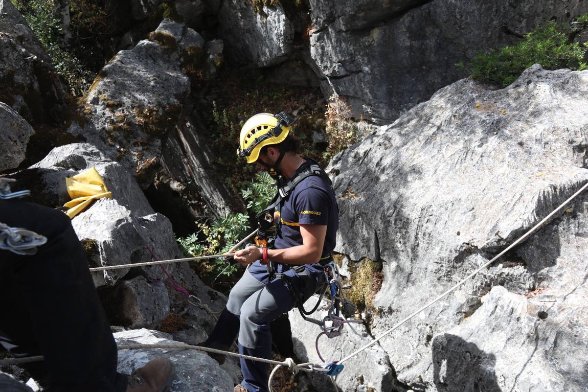 FOTOS: El Grupo de Rescate en Montaña de Bomberos de Cádiz, en acción